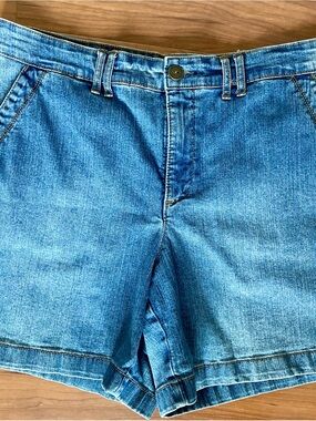 Gloria Vanderbilt Light Blue Denim Shorts with Gold Stitching